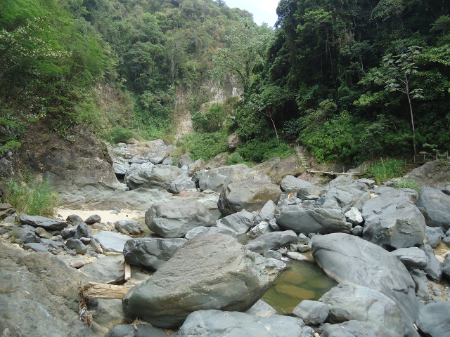 Big rocks on the river at the Salto de Jimenoa falls