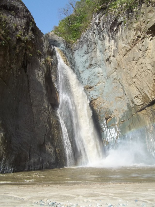 Salto de Jimenoa Uno involves a 15min descent down a steep path into a ravine and therefore a longer, tougher climb back out. It’s an impressive sight as the water drops 75m from a hidden lake above and thunders into a huge pool at its base. The spray creates delightful rainbow patterns on the rocky walls and it’s easy to see why this was chosen as a setting for a scene in Jurassic Park.