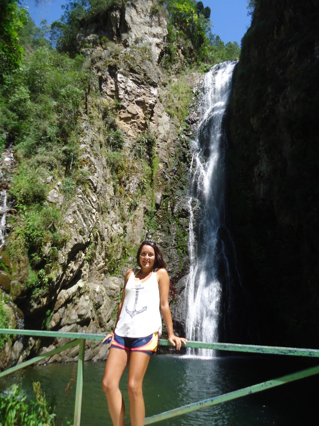 Salto de Aguas Blancas, 15 km from the town of Constanza, and located at 1.680 m above sea level, is considered to be the highest waterfall in the Antilles. It consists of two falls that together form an impressive height of 83 m. The average temperature of the water is 10°C....burr!