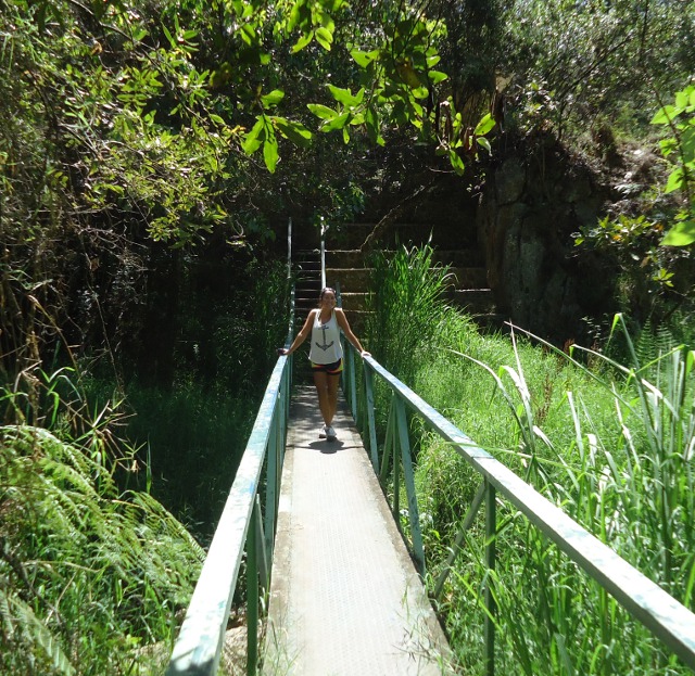 Rachel crossing the foot bridge to the Salto de Aguas Blancas waterfalls.