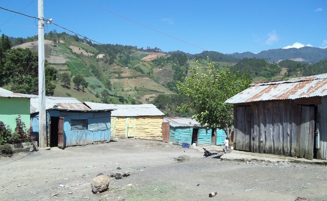 Houses along the roadside on the way to Salto de Aguas Blancas waterfall.