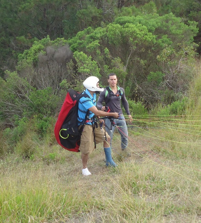 This is the guide with the broken leg that they wanted Rachel to fly with...he even had a bigger helmet on than the rest of the guides...I'm guessing that he was a bit accident prone...no?